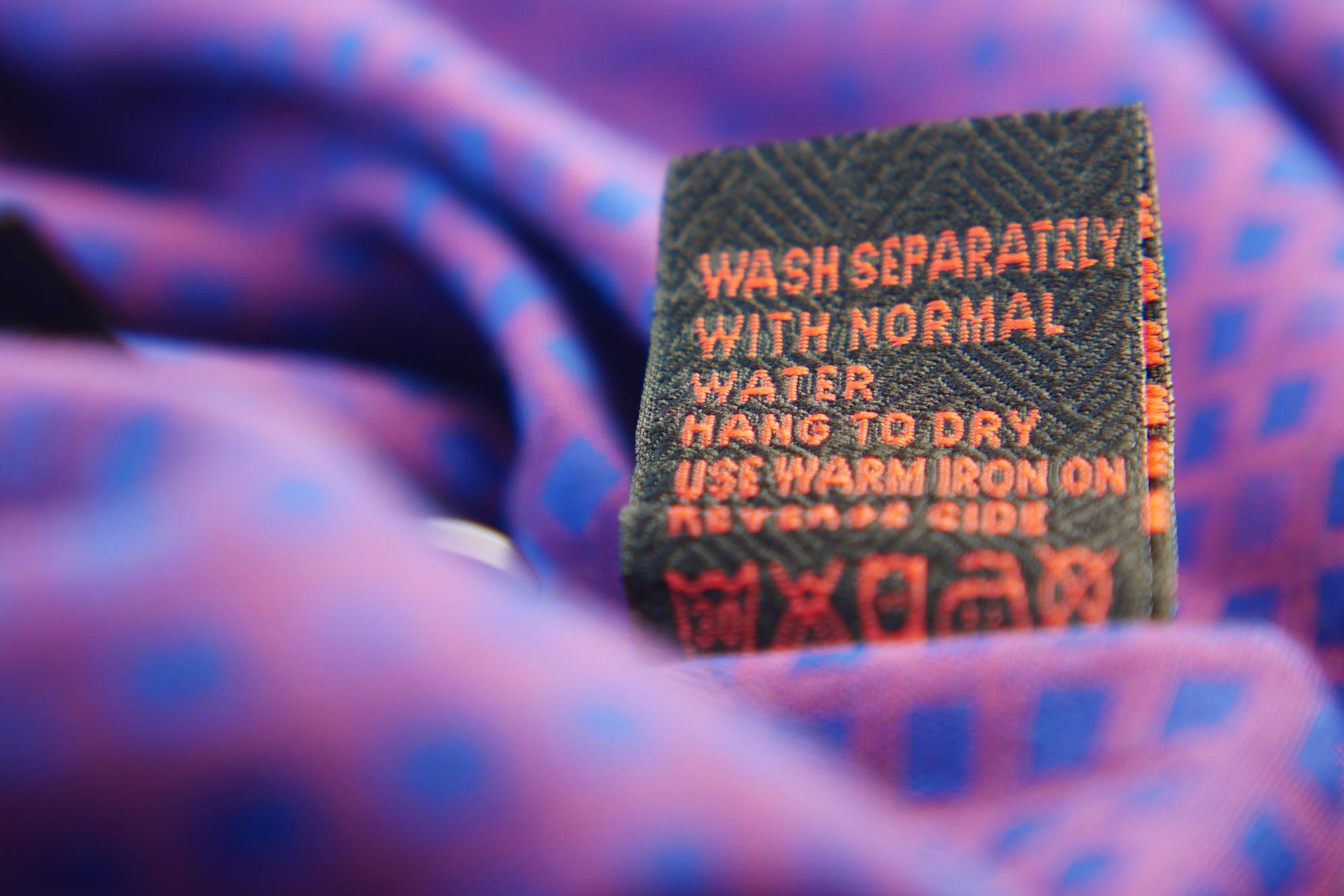 Kleinserie: gestickte Label mit Seriennummer